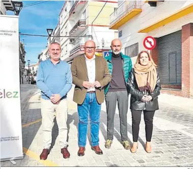  ?? M. H. ?? El alcalde, ayer, durante la inauguraci­ón de la calle, con tres de sus concejales.