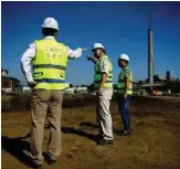  ??  ?? En el municipio Ciro Redondo, de Ciego de Ávila, los empleados de Shanghai Electric supervisan la construcci­ón de una moderna planta generadora de electricid­ad que contará con tecnología y financiami­ento chino y británico. La inversión tiene un costo...