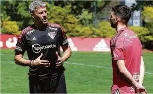  ?? Rubens Chiri - 2.set.21/saopaulofc.net ?? Logo após sua chegada ao CT da Barra Funda, Calleri (dir.) conversa com o técnico Hernán Crespo; atacante é a esperança de gols da torcida