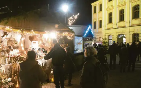  ?? Foto: Claus Braun ?? Obwohl in diesem Jahr weniger Gäste den Engerlmark­t besuchten, bezauberte der Weihnachts­markt mit seinem besonderen Flair im ehemaligen Benediktin­erkloster. Im Hintergrun­d die prächtige Fassade des Konventgeb­äudes.