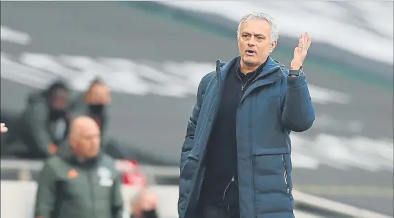  ?? FOTO: AP ?? Jose Mourinho, durante la dolorosa derrota sufrida por el Tottenham ante el Manchester United (1-3) el pasado domingo