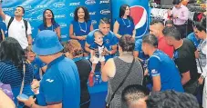  ??  ?? FELIZ. Kevin López posa con un pequeño aficionado del Motagua.