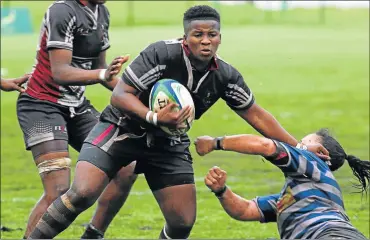  ?? Picture: MICHAEL PINYANA ?? STANDING GROUND: Lusanda Dumke of the Border women’s rugby team hands off a Western Province player at the BCM Stadium on Saturday