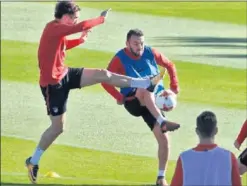  ??  ?? INTENSIDAD. Vrsaljko y Keidi, en el entrenamie­nto de ayer.