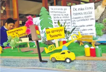  ??  ?? Fotografía de una maqueta que muestra carteles sobre el cuidado del medio ambiente. En la exposición de hoy también se darán a conocer las acciones de la Dirección Ambiental.