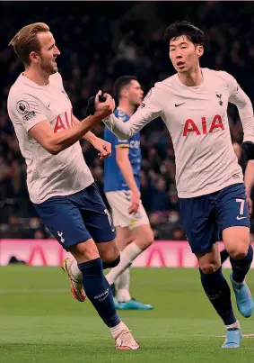  ?? GETTY ?? Che coppia Harry Kane, 28 anni, e Son Heung-min, 29, a segno contro l’Everton