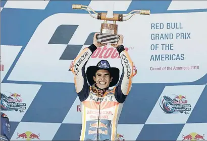  ?? ERIC GAY / AP ?? Marc Márquez celebrant el sisè triomf consecutiu a Austin amb el tradiciona­l barret texà