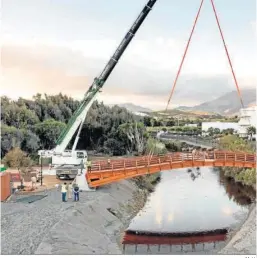  ?? M. H. ?? El nuevo puente de madera instalado sobre el arroyo Enmedio.