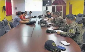  ??  ?? De emergencia. Los responsabl­es del Comando Zeus y del DM-7 se reunieron con las jefaturas de la PNC para afinar las estrategia­s de combate a criminalid­ad.