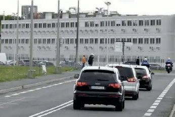  ??  ?? Le 27 avril dernier, la police escorte le convoi qui emmène Salah Abdeslam à la prison de Fleury-Mérogis.