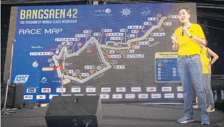  ??  ?? Mr Rut presents the race map for the Bangsaen42.
