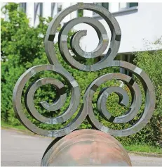  ?? FOTO: IRIS MAURER ?? Die Skulptur von Wolfgang Huschens im Hof des Sozialpfle­gerischen Berufsbild­ungszentru­ms im Nauwieser Viertel.