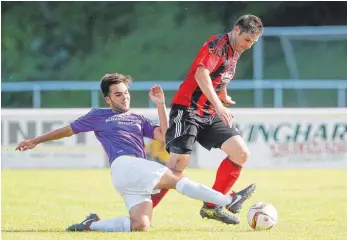  ?? FOTO: VOLKER STROHMAIER ?? Der VfB Gutenzell (rechts Zugang Jürgen Hagel im WFV-Pokalspiel gegen Bad Schussenri­ed) empfängt in Runde eins des Bezirkspok­als die SF Schwendi.