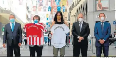  ?? ÓSCAR J. BARROSO / EP ?? Tebas posa en un acto en Madrid con el alcalde, Cerezo y Butragueño con las camisetas de Madrid y Atlético.