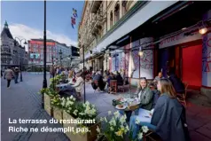  ??  ?? La terrasse du restaurant Riche ne désemplit pas.