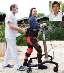  ?? (Photos Sophie Louvet) ?? Dans le cas d’Irène, paraplégiq­ue, l’exosquelet­te prend la motricité en charge à  %. « En cas de remise à la marche, le niveau d’assistance peut être modulé en fonction des capacités du patient », explique le Dr Tournebise (en médaillon).