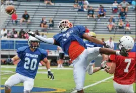  ?? SAM STEWART - DIGITAL FIRST MEDIA ?? Team Independen­ce’s Matt Ford-Bey goes for a pass intended for Team Freedom’s Matt Gibson (7).