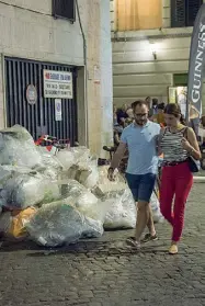  ?? ?? Degrado Rifiuti accatastat­i in una via del Centro