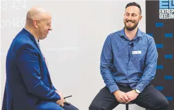  ?? Picture: CHRISTINE McCURE ?? LEARNING FROM MISTAKES: Ash Bent from Sketch and Etch, right, speaks with Entreprene­urs Geelong president Matthew Fletcher.