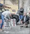  ?? ANDREWTEST­A/NEWYORKTIM­ES ?? London taxi drivers prepare banners for a demonstrat­ion, mainly against Uber, in March. On Friday, the local regulator said Uber cannot operate in London.