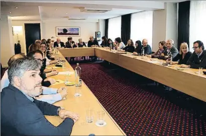  ?? LAURA POUS / ACN ?? Puigdemont presidió la reunión de su grupo parlamenta­rio en el hotel que utiliza de cuartel general