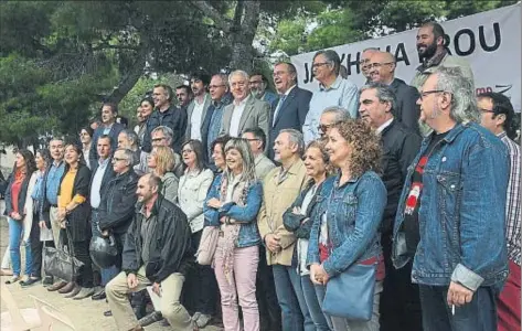  ?? VICENÇ LLURBA ?? Políticos, entidades económicas y vecinales y las plataforma­s en defensa de trenes dignos presentaro­n ayer el manifiesto