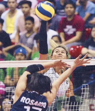  ?? JOEY MENDOZA ?? Tyler Maria Kalei Mau of United Volleyball Club hammers down a winner over a helpless Christine Joy Rosario of Foton Tornadoes in the opener of the Philippine Superliga Grand Prix 2019 at the Ynares Sports Arena in Pasig.