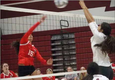  ?? PHOTO ?? Imperial High’s Jasmine Mejia and Calexico High’s Julissa Ceceña battle at the net during the teams’ IVL match in Calexico on Thursday. KARINA LOPEZ