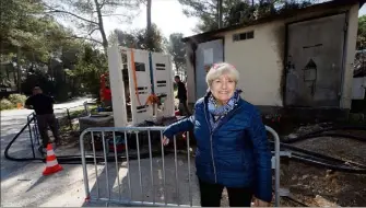  ?? (Photo Dominique Leriche) ?? Nicoles Boizis, maire du Castellet, était présente hier en fin de matinée sur le domaine de La Bergerie où un groupe électrogèn­e devait être installé pour rétablir l’alimentati­on électrique.