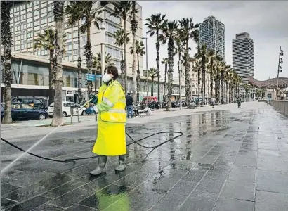  ?? MANÉ ESPINOSA ?? Una trabajador­a de los servicios de limpieza, ayer, en el entorno del hospital del Mar