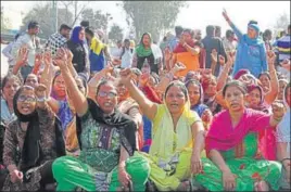  ?? JAGTINDER SINGH GREWAL/HT ?? Followers of Dera Sacha Sauda protesting on a road; and (below) bodies of the murdered duo inside the sect’s congregati­on centre, in Jagera village in Ludhiana district on Monday.