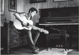  ?? FOTO: HANS FREDRIK ASBJØRNSEN ?? Odd Nordstoga på tøflene, med sin akustiske gitar og viser fra varierte tidspunkt i hans karriere.