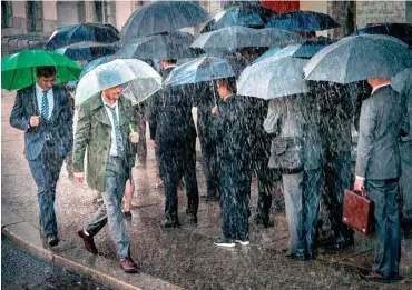  ?? Foto: Netflix/Nik Konietzny ?? I’m happy when it rains: Die Rendite landet schnurstra­cks auch bei schlechtem Wetter auf dem Konto.