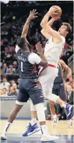  ?? AP ?? El alero de los Clippers de Los Ángeles, Danilo Gallinari (8), hace un tiro a la canasta sobre la marcación del base de los Knicks de Nueva York, Emmanuel Mudiay.