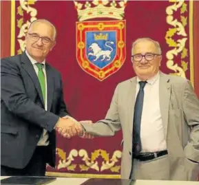 ?? ?? Enrique Maya y Luis Sabalza, el día de la firma del contrato.