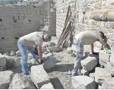  ?? S. NÚÑEZ ?? Trabajador­es en la reconstruc­ción de uno de muros laterales de las termas orientales de Torrepared­ones.