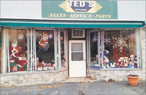  ?? Emily M. Olson / Hearst Connecticu­t Media ?? Ted's Appliance on Migeon Avenue, the first-place winner, filled both windows with Santas, elves, snowmen and other figures and lights.