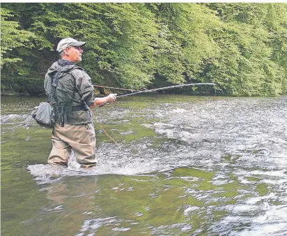  ?? FOTO: GUIDO RADTKE ?? Die Wupper ist unter anderem für Fliegenfis­cher ein attraktive­s Revier. Hier wirft Christian Weber, der Vorsitzend­e des Angelverei­ns Burg, seine Angel aus.