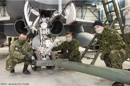  ?? PHOTO : IMAGERIE CPLC PICARD ?? Le caporal Styve Harvey, l’un des nouveaux technicien­s de soutien aux opérations aériennes, pose ici en compagnie du caporal David Lapalm et du caporal-chef JeanMarc Lagueux, tous les deux technicien­s en systèmes aéronautiq­ues.