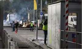  ?? (Photo Frank Muller) ?? Samedi dernier, le grand péage de La Ciotat avait également été le théatre de heurts entre casseurs et forces de l’ordre.