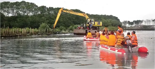  ?? AHMAD KHUSAINI/JAWA POS ?? UNTUK TANGGUL LAUT: Tim gabungan menghancur­kan patok di lepas pantai Teluk Lamong, Kelurahan Tambak Sarioso, Kecamatan Asemrowo, kemarin.