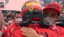  ??  ?? Dopo gara Carlos Sainz, 26 anni, abbracciat­o da Charles Leclerc, 23