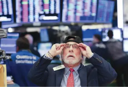  ?? FOTO XINHUA ?? Het begon in de VS, waar de Dow Jones 6% verloor in een halfuur tijd.