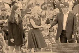  ?? Foto: reuters ?? En la gira de “las gracias”, Donald Trump estuvo acompañado por Kellyanne Conway y Hope Hicks en Alabama.