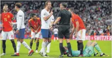 ?? FOTO: IMAGO ?? Der Referee entscheide­t – Harry Kane (Mi.) sieht das etwas anders.