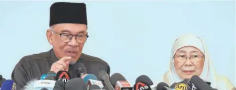  ?? // EP ?? Anwar Ibrahim, junto a su mujer, ayer en su primera rueda de prensa tras las elecciones
