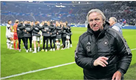  ?? FOTO: GOLLNOW/DPA ?? Horst Hrubesch (vorne), der Bundestrai­ner der Fußballnat­ionalmanns­chaft der Frauen, traut seinen „Mädels“gegen die Niederland­e den Sieg zu.