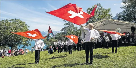  ?? © KEYSTONE/ALEXANDRA WEY ?? Sbandierat­ori in azione nella «Culla della Svizzera» durante i festeggiam­enti del 1. agosto.