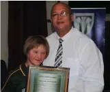  ??  ?? Desmond Speelman handing over a certificat­e to Minke Janse van Rensburg.