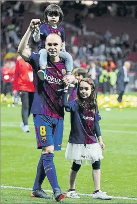  ??  ?? Iniesta celebró la Copa con su familia Sus hijos Paolo Andrea y Valeria (Siena se quedó en casa) bajaron al césped tras recibir el trofeo de manos del Rey Felipe VI